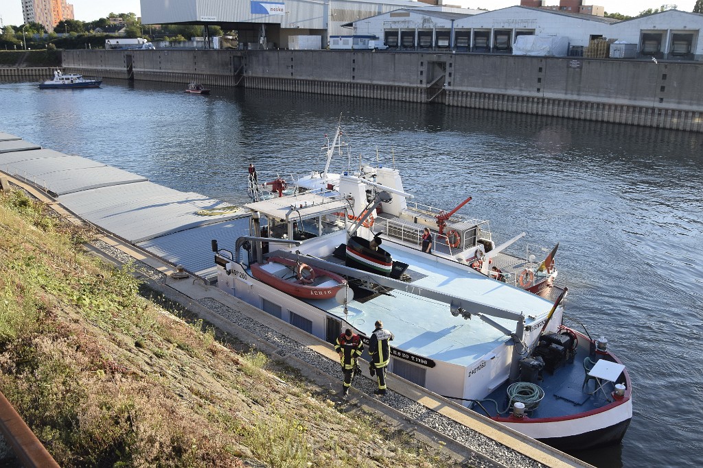 Havarie Wassereinbruch Motorraum beim Schiff Koeln Niehl Niehler Hafen P043.JPG - Miklos Laubert